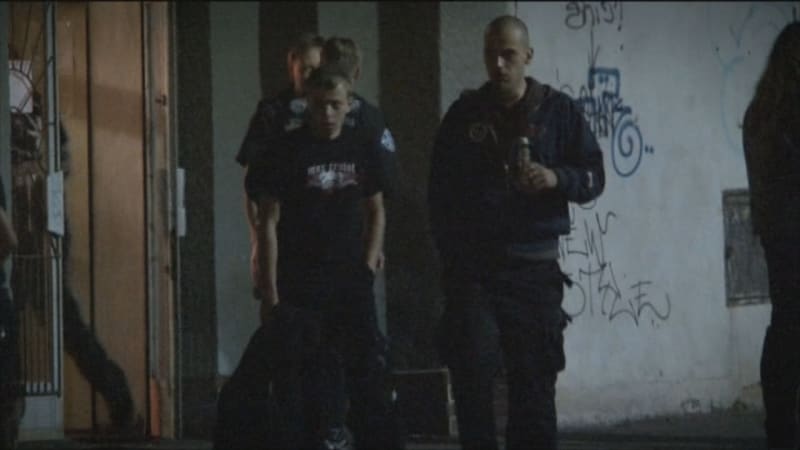 Bitka skinheadů v Praze: Sympatizanti nacismu si strhávali nášivky, mezi nimi byl i nezletilý