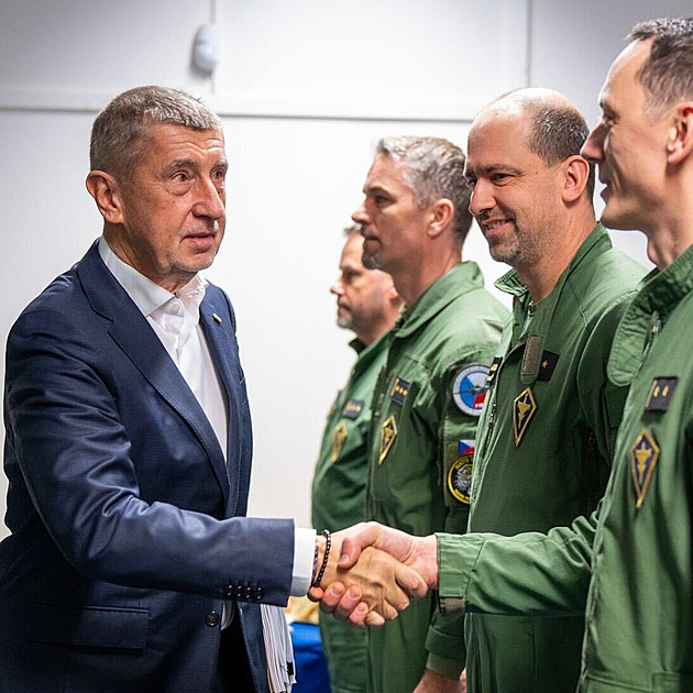 Vojenští piloti berou o sto procent méně než ti civilní, zlobil se Babiš