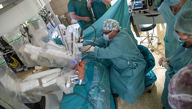 Šetří srdce i tělo. Olomoucká nemocnice využívá při operacích bypassu robota