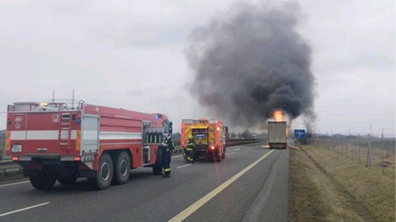 Na D55 hoří kamion. Dálnice u Otrokovic stojí, policisté odklánějí dopravu