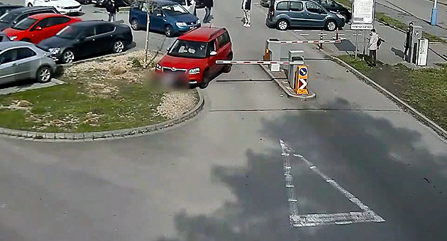 Zkratka přes chodník i schody. Podívejte se, kudy jsou někteří řidiči schopni jet