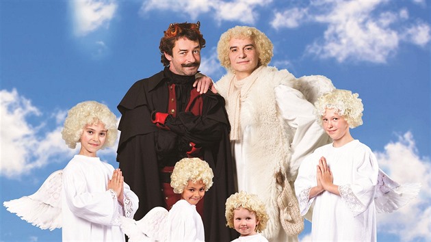 Petronel a Uriáš v jednací síni. Soudce chce přehrát pohádku Anděl Páně