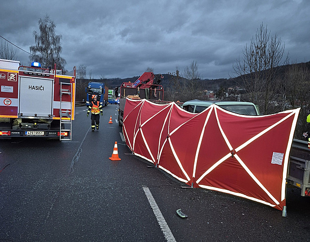 Tragická nehoda u Vsetína. Na vytížené silnici I/57 je omezený provoz