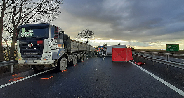 Řidič dodávky na D35 nepřežil náraz do odstaveného náklaďáku, část dálnice stojí