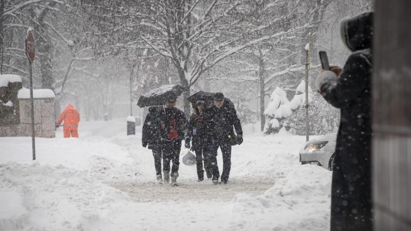 Na Česko se žene velká chumelenice, platí výstraha. MAPA odhaluje, kde hrozí nebezpečí