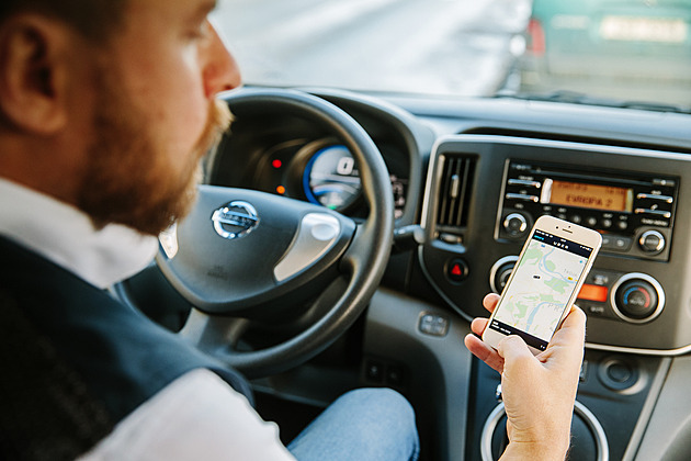 Falešné průkazy i jízda pod cizí identitou. Co odhalily kontroly pražských taxikářů