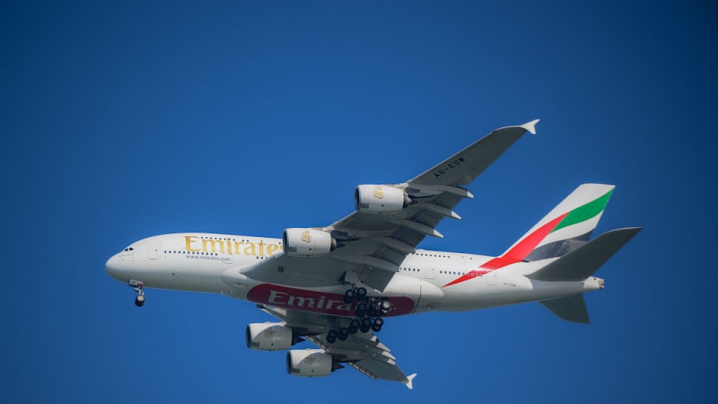 Tragédie při letu z Dubaje: Bezvládné tělo muže objevily letušky. Pomoci již nemohl ani lékař