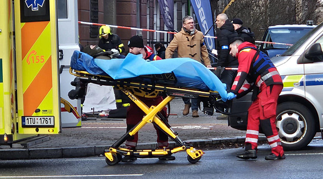 Ozbrojenec zabarikádovaný v bytě je po smrti, při zásahu se zranil policista