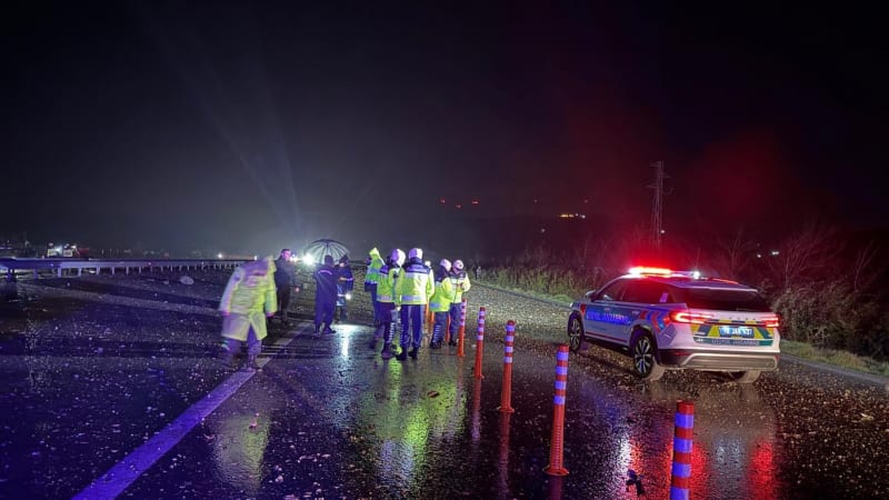 Děsivé záběry po pádu letounu v Turecku: Výbuch, pak vyšlehly plameny. Zřítil se u dálnice