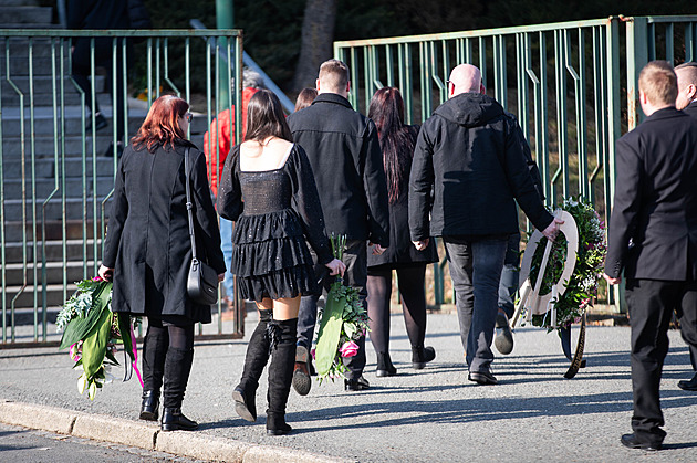 Poslední sbohem zavražděné taxikářce, Šumperkem projely vozy se stuhami