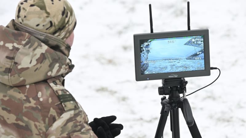 Místo tanků jen koně a stará auta. Ukrajinský dron odhalil bizarní ruský úkryt