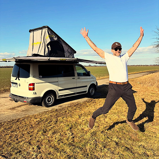 Známý herec a cestovatel prodává obytné auto. Výbava pomůže přežít i apokalypsu