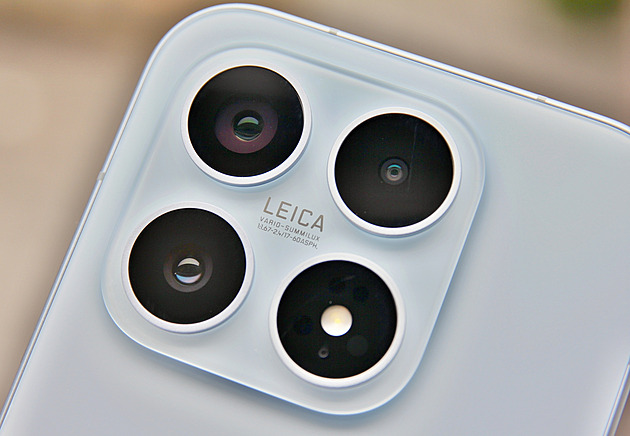 Má stejné číslo jako iPhone, malý displej a víc funkcí. Bude to stačit?