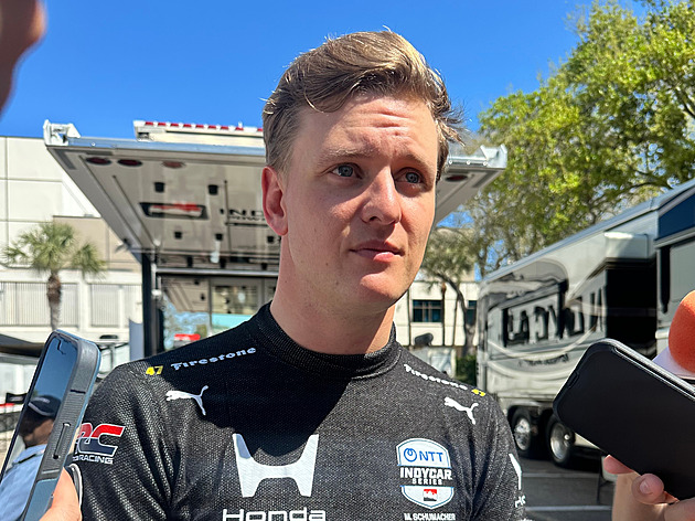 Schumacherův syn debutoval v IndyCar. Měl nehodu už v prvním kole závodu