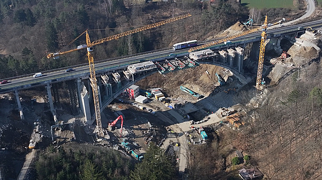 Zanedlouho bude hotovo. Demolice mostu Šmejkalka na D1 jde do finále