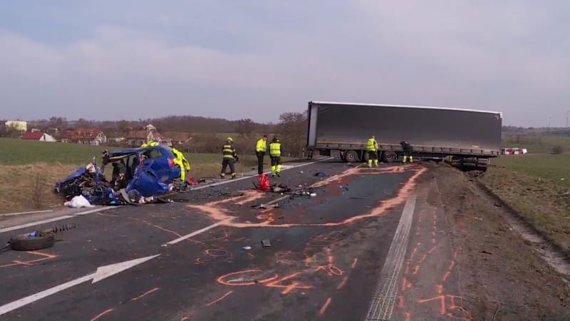 Utržené kolo i teniska na silnici. Záběry z tragické nehody u Velvar odhalily sílu nárazu