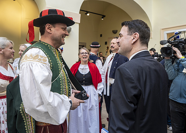 Poslanci se přetahují o návrh, který má zpřísnit pravidla pro sociální sítě