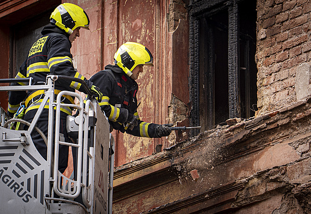 OBRAZEM: Ohořelá vrata, zničené byty. Letná se vzpamatovává z velkého požáru