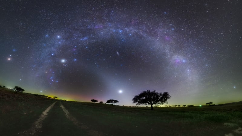 Jedinečná šance spatřit zvířetníkové světlo. Češi mohou v noci sledovat zvláštní nebeský jev