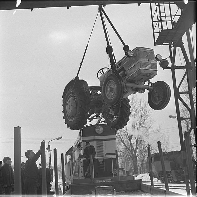 Íránský šáh daroval prezidentu ČSSR auto. Do Teheránu na oplátku poslali zetor