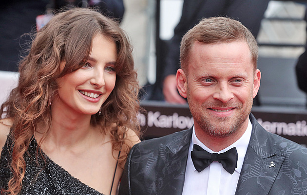 Jakub Prachař se chystá znovu ženit. Se Sarou Sandevou se zasnoubili