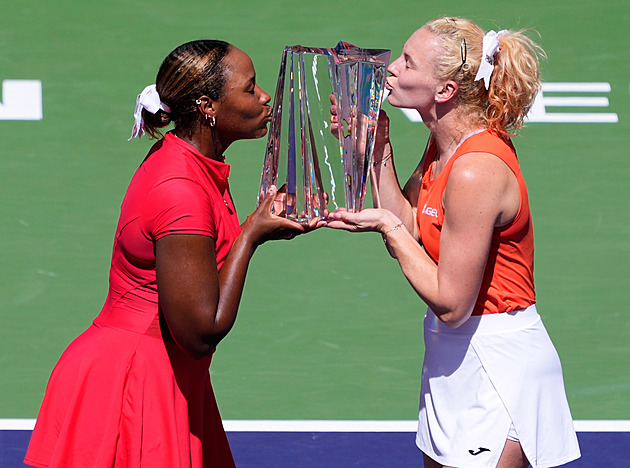 Katka v ráji. Siniaková utěšovala plačící parťačku, po odplatě děkovala Sukové