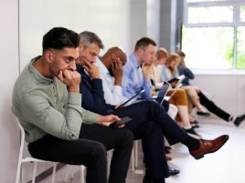 Tisíce pracovních míst mizí. Technologie, která měla pomáhat, likviduje lidi