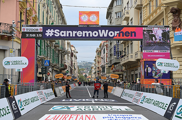 Hrozivý pád na ženském San Remu. Italská cyklistka letěla přes svodidla