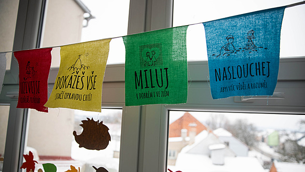 Ředitele, který volal na žáky policii, kritizuje i inspekce. Starosta za ním stojí