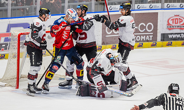 ONLINE: Druhá semifinále. Pardubice chtějí odskočit Spartě, Třinec zvýšit proti Varům