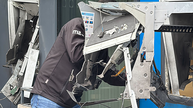 „Ukradené peníze jsou prakticky nepoužitelné.“ Mluvčí banky popsala zabezpečení bankomatů