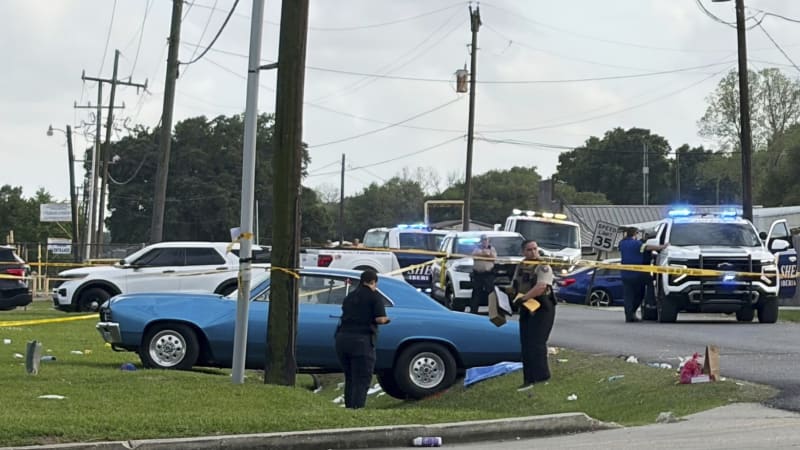 Do průvodu lidí najelo auto, patnáct jich bylo zraněno. Hrůzu v Louisianě zachytilo video