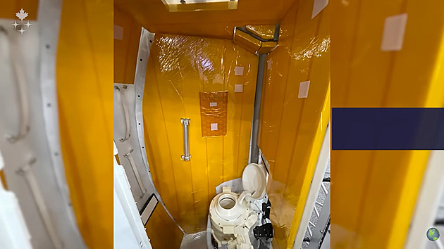 Další problémy se záchodem na palubě Orionu. Co řeší astronautka-instalatérka