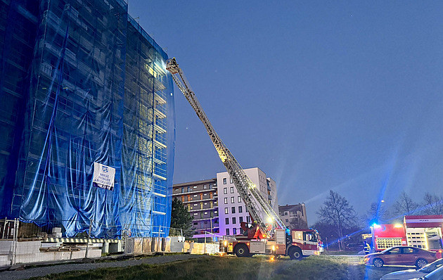 Požár střechy radnice Prahy 15 v Horních Měcholupech omezil provoz úřadu