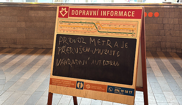 Nehody v Praze omezily MHD: tramvaj u Petřin, metro na Černém Mostě