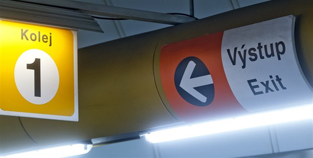 Ve stanici Černý Most spadl člověk pod metro, část linky B stojí