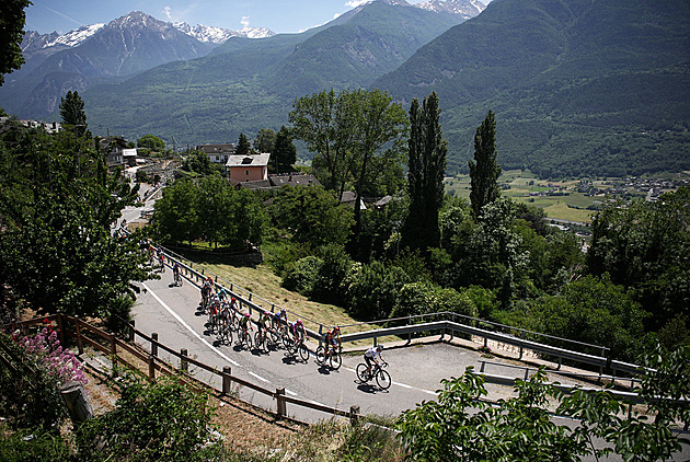 Giro ONLINE: Alpská etapa vrcholí. Hirt se drží v čele úniku, peloton ale není daleko