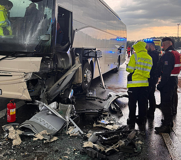 V jižních Čechách se srazil autobus s cizinci s autem, zraněno je třináct lidí