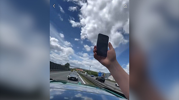 VIDEO: Řidič na D1 nechal jet své BMW na autopilota, sám vylezl střešním oknem