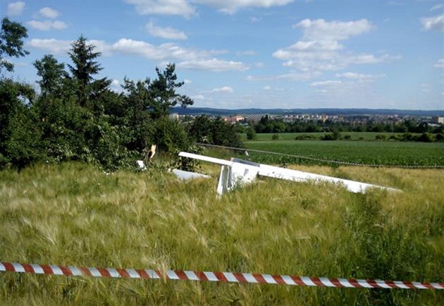 Na pole u letiště Točná spadlo ultralehké letadlo, nehodu nepřežili dva lidé