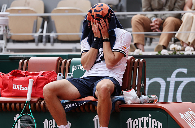 Roland Garros ONLINE: Menšíkovi se v semifinále nevzdává, ve třetí sadě vede