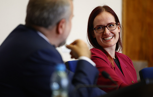 To se smí? Česká europoslankyně řeší praktiky bankomatů Euronet. Odkryli je Kluci z Prahy