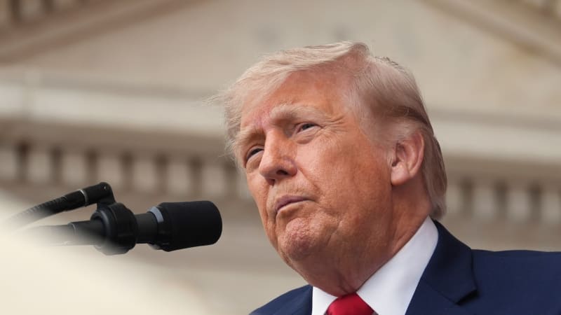 Írán bude muset zaplatit, hrozí Trump. Stěžuje si na průtahy při jednání o míru