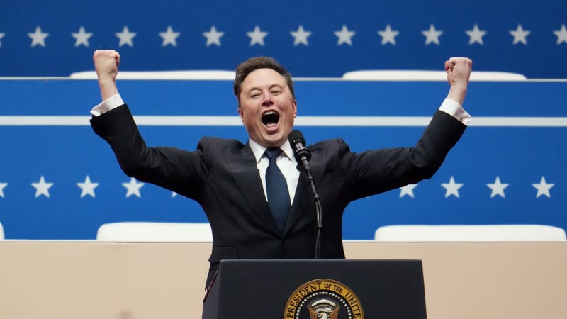 Ekonom: Úspěch SpaceX na burze udělá z Muska dolarového bilionáře. Co by v Česku mohl koupit?