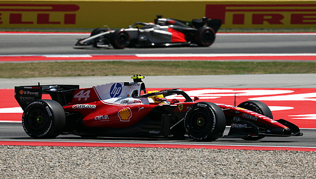 Hamilton slaví první triumf ve Ferrari, lídr šampionátu Antonelli v Barceloně nedojel