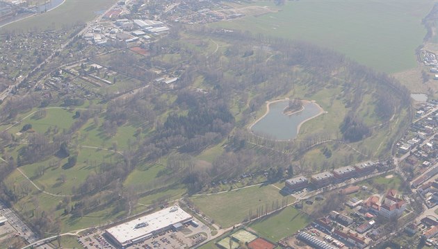 Louka v Budějovicích, která láká developery, se může proměnit v komunitní pole