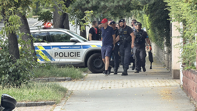 Učitel a podle starosty spořádaný občan. Kdo je muž, který spustil policejní manévry