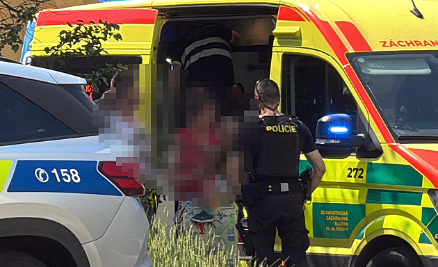 Matka nechala spící děti v rozpáleném autě a šla nakupovat. Vytáhli je hasiči