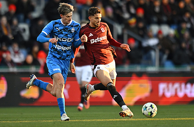 Fotbalové přestupy ONLINE: Sparta usiluje o Macka, Hašioka míří do bundesligy