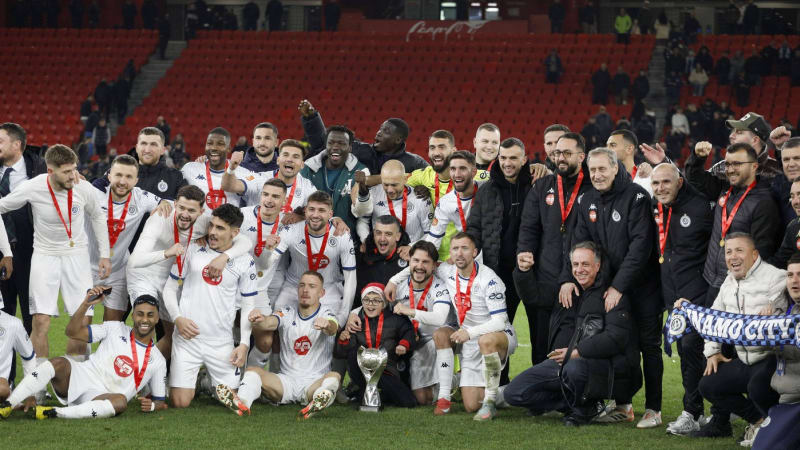 Bizarní záběry z albánské šatny. Šéf klubu vysypal tisíce eur z igelitky, vypuklo šílenství